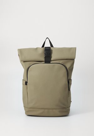 Kaki roll-top rugzak met voorvak met rits, zijvakken en zwarte gespsluiting tegen een witte achtergrond.