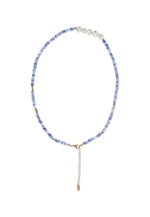 Naszyjnik z małymi, okrągłymi niebieskimi koralikami, skupionymi białymi perłami, złotymi koralikami dystansowymi oraz złotym zapięciem typu karabińczyk z regulowanym łańcuszkiem.