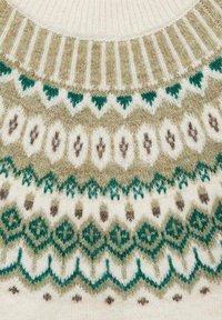 Pullover pletivo s okruglim izrezom i uzorkom na ramenu s zelenim, bež i smeškim geometrijskim dizajnom na krem pozadini.