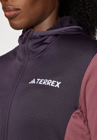 Adidas Terrex TERREX XPERIOR LIGHT FLEECE HOODED JACKET - Giacca in pile - quiet crimson/aurora black