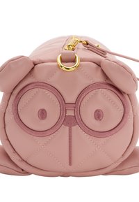 Borsa in pelle trapuntata rosa con forma arrotondata, caratterizzata da un viso in stile cartoon, grandi occhi tondi e orecchie piccole. Accenti in metallo dorato.