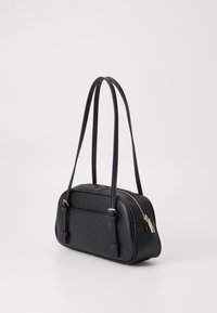 Bolso de mano de cuero negro con forma rectangular, doble asa para el hombro, cremallera dorada y una textura suave, con un bolsillo en la parte delantera.