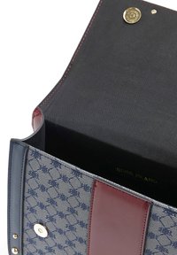 Strukturalna torebka w szarym materiale z granatowym geometrycznym wzorem, czerwonymi skórzanymi akcentami i złotym zatrzaskiem. Wnętrze torebki jest w czarnym materiale.