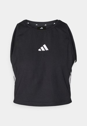 Crni atletski crop top s okruglim izrezom, s bijelim Adidas logotipom i sivim bočnim prugama. Izrađen od lagane, prozračne tkanine.