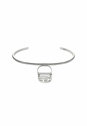Bracciale chocker in metallo argentato con un design centrale a chiusura a leva che ricorda un piccolo lucchetto. Elegante e morbido, con una finitura lucida.
