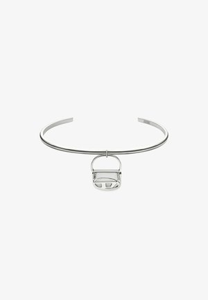 Sølvmetal chokerarmbånd med et centralt toggle-lås design, der ligner en lille hængelås. Slankt og glat med en poleret overflade.