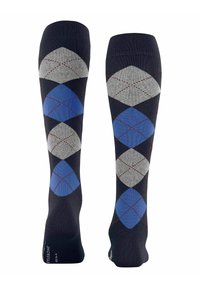 Skarpetki sięgające do kolan, z granatowym tłem i wzorem w diamenty w kolorach szarym, niebieskim i czerwonym, wykonane z mieszanki bawełny i włókien syntetycznych.