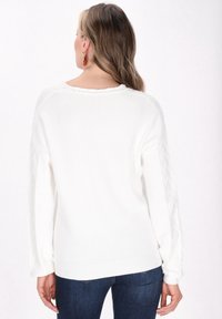 Weißer Strickpullover mit einem strukturierten Muster an den Ärmeln, geripptem Saum und einem runden Halsausschnitt. Lässige Passform, weicher Stoff.