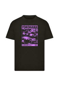 Černé tričko s fialovým grafickým potiskem dvou automobilů a nápisem "YOKOHAMA". Středně silný bavlněný materiál s krátkými rukávy.