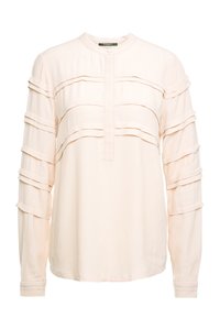 Blusa a maniche lunghe rosa chiaro con dettagli plissettati orizzontali sul petto e sulle maniche, caratterizzata da un collo rotondo e una pattina frontale con bottoni.
