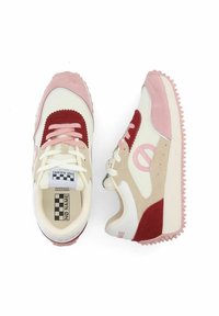 Scarpe da ginnastica beige e rosa con una tomaia testurizzata, dettagli in suede rosso e suola in gomma seghettata. Il design include un logo e un'etichetta a scacchi.