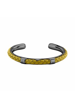 Bracciale rigido in metallo nero aperto con inserto in pelle gialla intrecciata e due chiusure metalliche, una delle quali con simbolo del tridente in rilievo.