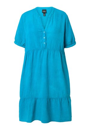 Turkoosi puuvillamekko V-pääntiellä, lyhyillä käärityillä hihoilla, nappikiinnityksellä ja kerroksittaisella hameella. Teksturoitu kangas, jossa on rento siluetti.