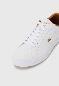 Lacoste POWERCOURT 225 - Sapatilhas - white/brown