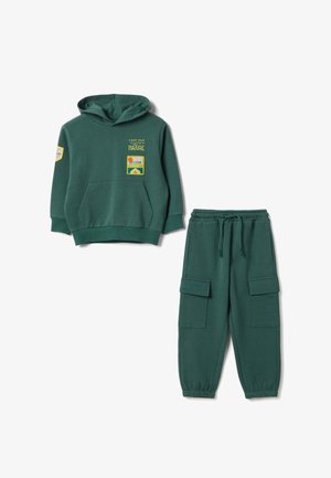 Felpa verde con cappuccio e tasca frontale, pantaloni stile cargo con polsini elastici e coulisse in vita per bambini.