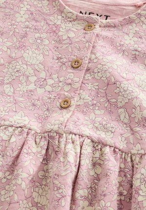 Rosa Blumenkleid mit einer Knopfleiste mit drei Holzknöpfen, einem gerafften Rock und einem strukturierten Baumwollstoff mit weißen Blumenmustern.