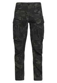 Cargo kalhoty v tmavém camouflage vzoru; vyrobené z odolné tkaniny s několika kapsami, zapínáním na knoflík a zesílenými švy.