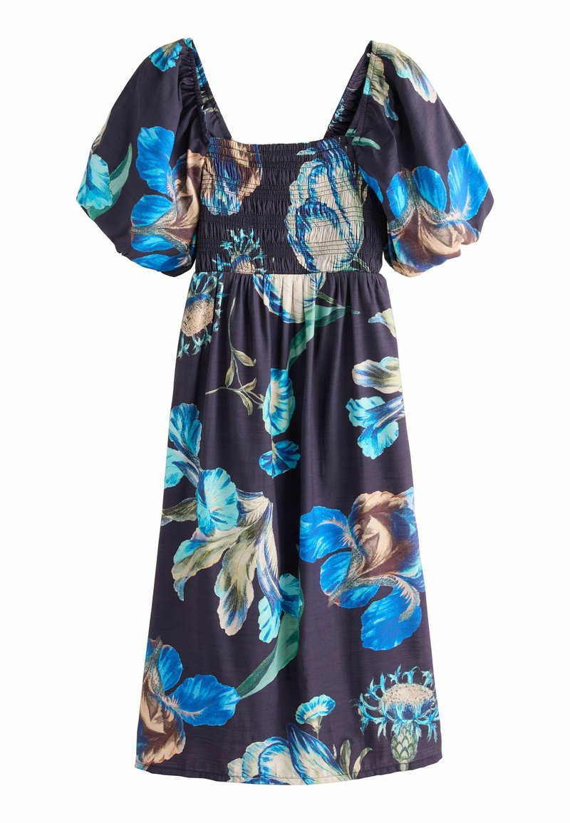 Blommig midiklänning med fyrkantig halsringning och puffärmar. Mörk bakgrund med stora blå och beige blommor. Smockad bodice, flödande kjol.