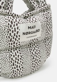 Mads Nørgaard PILLOW BAG - Shoppingveske - arctic/beluga