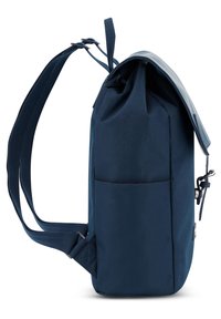 Mochila azul marino con diseño de parte superior enrollable, correa ajustable, bolsillo externo y un material liso y resistente al agua.