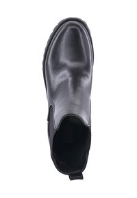 Stivale alla caviglia in pelle nera con una finitura liscia, punta rotonda, pannelli elastici laterali e un pull tab sul tallone per una calzata facile.