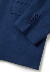 Blazer de lino azul marino con solapa muesca, bolsillo en el pecho y cuatro botones redondos en el puño. Textura suave y diseño entallado.