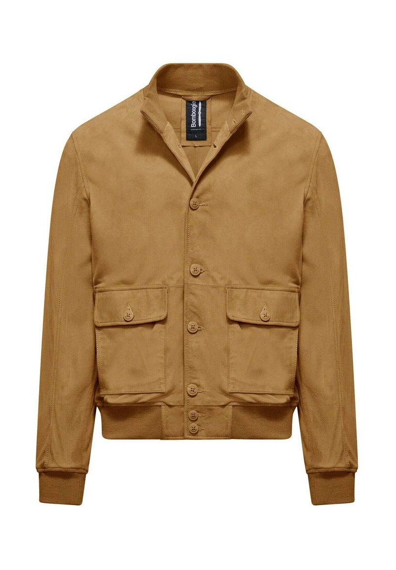 Giacca bomber color sabbia con colletto rialzato, sei bottoni sulla parte anteriore e due tasche a patta. Realizzata in un tessuto liscio con una finitura opaca.
