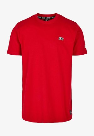Rode katoenen t-shirt met een ronde hals, korte mouwen en een klein zwart logo op de linkerborst en mouw. Glad, effen kleurstof.