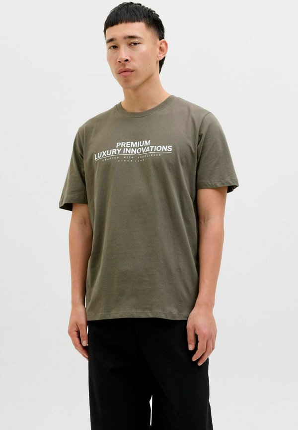 RUNDHALSAUSSCHNITT - T-Shirt print - tea leaf