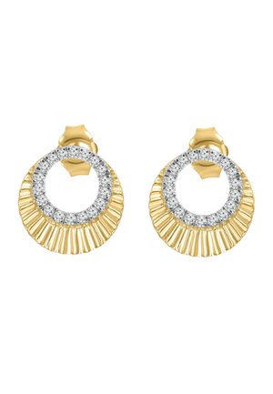 Par de pendientes de botón circulares de oro con la mitad inferior estriada y la mitad superior adornada con pequeñas piedras preciosas transparentes.