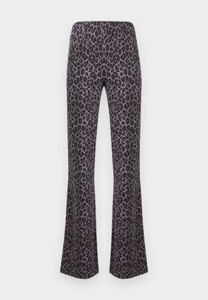 Ψηλόμεσα, καμπανέ παντελόνια με σχέδιο λεοπάρδαλης σε σκούρο γκρι και μαύρο, απεικονίζονται σε απλό λευκό φόντο.