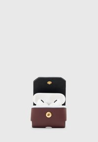 Custodia per AirPods in pelle marrone con un gancio dorato, aperta per rivelare AirPods bianchi all'interno. L'interno nero completa il design esterno.