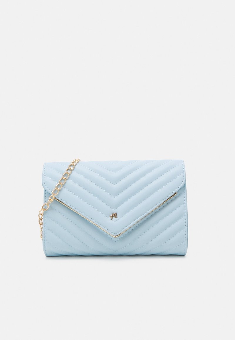 Pochette bleu clair en similicuir matelassé avec un motif chevron, bandoulière chaîne dorée et fermeture à rabat ornée d'un détail logo.