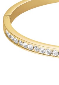 Bracciale in oro metallico con una fila di cristalli trasparenti e rotondi su un lato, superficie liscia con finitura lucida.