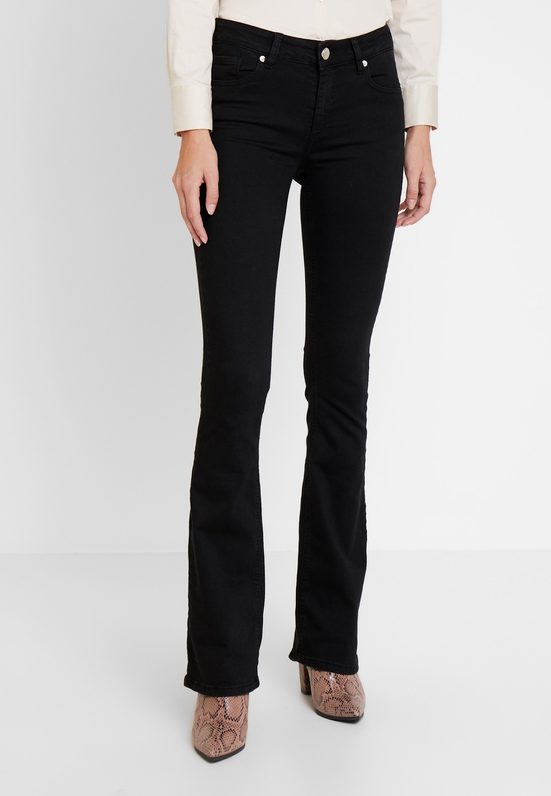 pieszak flared jeans
