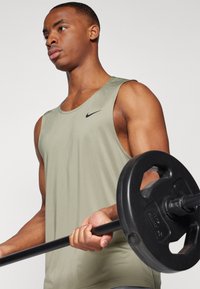 Nike Performance READY - Top - light army/black
