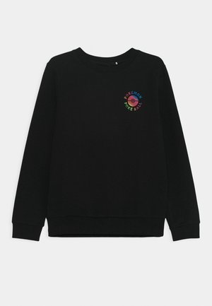 Czarna bluza z długim rękawem, wykonana z bawełny, z kolorowym logo Pokémon i wzorem Poké Balla na lewej piersi.
