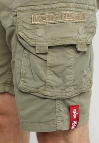 Alpha Industries CREW - Šortai - light olive