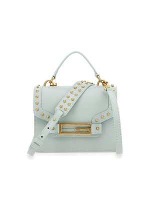 Lichtblauwe leren handtas met gouden studs, een bovenhandvat en een afneembare schouderband met een gouden rechthoekige gesp.