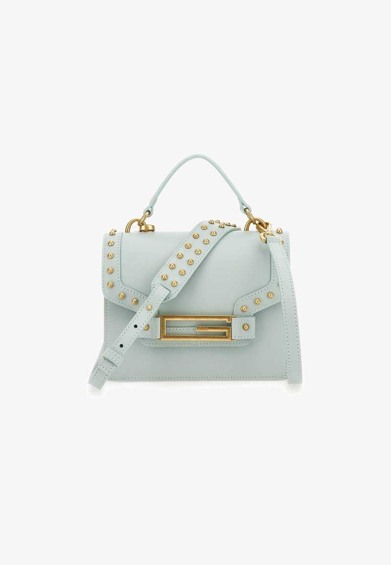 Sac à main en cuir bleu clair avec des clous dorés, une poignée supérieure et une bandoulière amovible avec une boucle rectangulaire dorée.