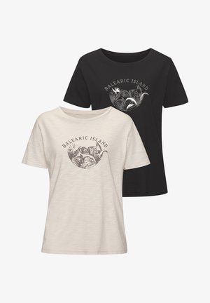 Due t-shirt: una in beige chiaro con una stampa botanica, l'altra in nero con lo stesso design. Entrambe presentano un collo rotondo e maniche corte.