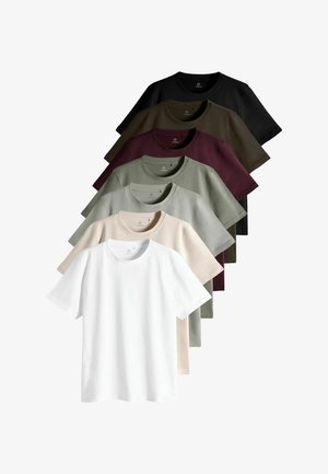 Sju enkla kortärmade t-shirts med rund hals i en hög, färger från fram till bak: vit, beige, ljusgrå, salvia, vinröd, olivgrön, svart.