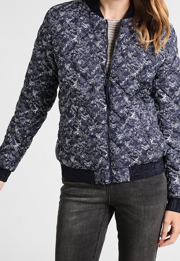 Gepolsterte marineblaue Bomberjacke mit einem floralen Muster, gerippten Bündchen und Saum, Frontreißverschluss und Stehkragen. Weiche Textur und gepolsterte Gestaltung.