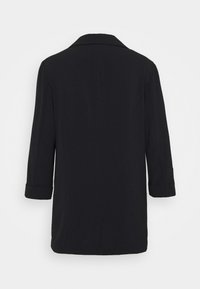 Zwarte jas met een kraag, volle lengte mouwen opgerold bij de manchetten, rechte silhouet, zachte textuur, minimalistisch ontwerp, geen zichtbare sluitingen.