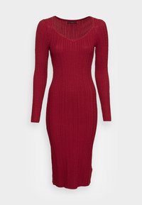 Robe en maille côtelée rouge avec manches longues, encolure en V et silhouette ajustée. Présente un motif texturé et un ourlet à hauteur du genou.