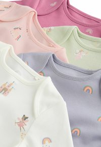 Ensemble de quatre bodys en coton pour enfants dans des couleurs pastel : rose, vert, blanc et lavande, ornés d'imprimés fantaisistes comme des arcs-en-ciel et des fées.