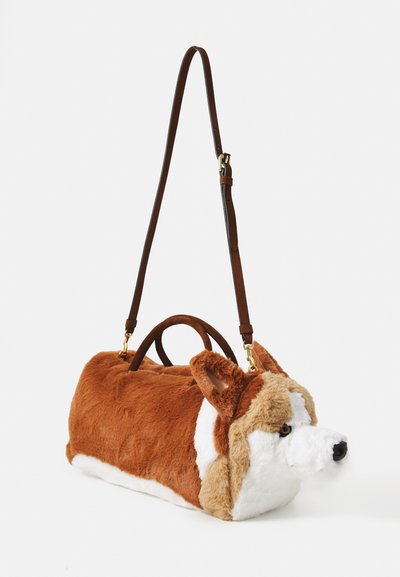 Geantă pufoasă maro și albă, în formă de corgi, cu urechi detaliate, un mâner scurt și o curea lungă din piele cu accesorii aurii.