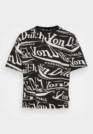 Svart t-skjorte med fet hvit "Von Dutch" tekst i varierende størrelser og orienteringer. Korte ermer, rund hals, laget av bomull med en glatt tekstur.