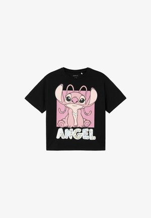 Crna majica kratkih rukava s grafikom ružičastog lika velikih ušiju i natpisom "ANĐEL" ispod u sjajnim, iridescentnim slovima.