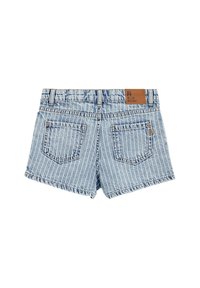 Denimske šortse u svijetloplavoj boji s vertikalnim bijelim prugama, dva stražnja džepa i kožnom oznakom branda na pojasu.